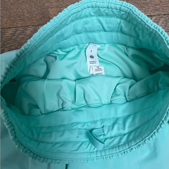 Lululemon Track That Mid-Rise Lined Short 5", Wild Mint, Size 2 - Picture 4 of 9